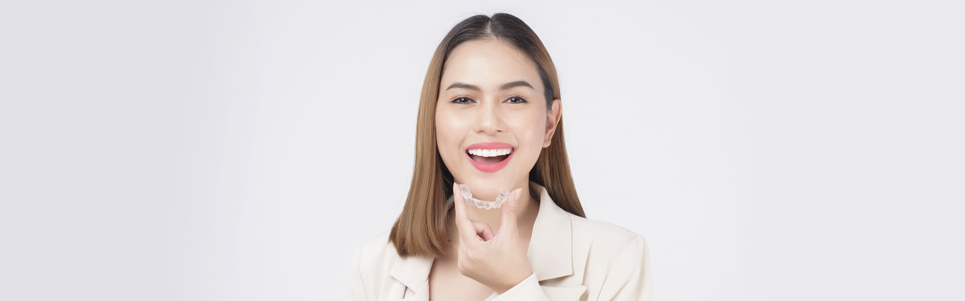 THESE 10 CELEBRITIES WEARING INVISALIGN PROVE IT’S WORTH IT